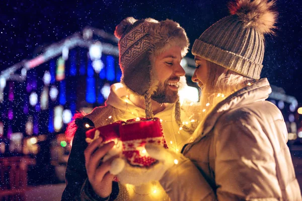 Casal adulto saindo na cidade durante o Natal — Fotografia de Stock