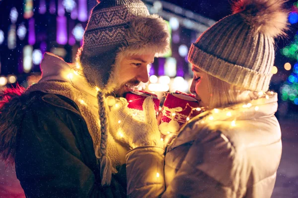 Erwachsenes Paar hängt in der Weihnachtszeit in der Stadt herum — Stockfoto