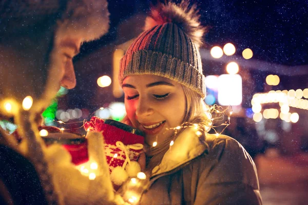 Доросла пара висить у місті під час Різдва — стокове фото