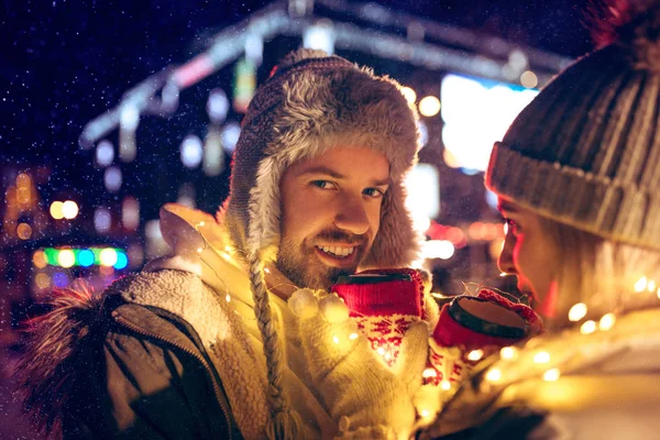 Couple adulte traînant dans la ville pendant la période de Noël — Photo