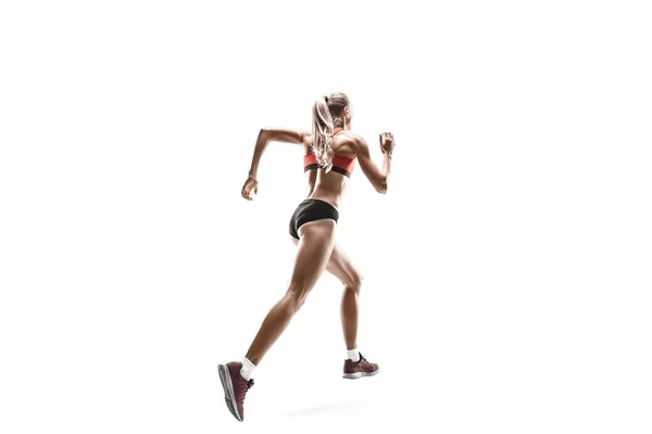 Una mujer caucásica corriendo sobre fondo blanco — Foto de Stock