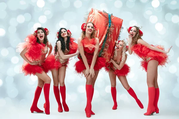 Jóvenes hermosas bailarinas posando en el fondo del estudio — Foto de Stock