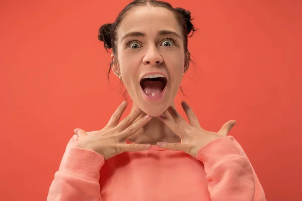 Beautiful woman looking suprised isolated on coral — Stock Photo, Image