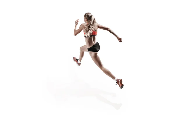 Una mujer caucásica corriendo sobre fondo blanco — Foto de Stock