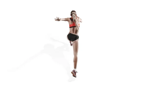 Una donna caucasica che corre su sfondo bianco — Foto Stock