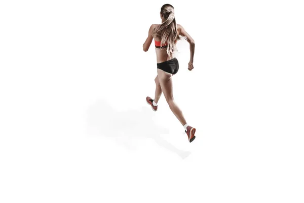 Uma mulher caucasiana correndo sobre fundo branco — Fotografia de Stock