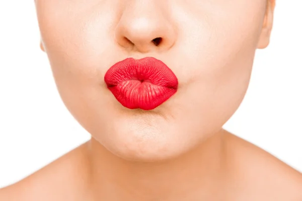 Sexiga läppar. Skönhet röd läpp Makeup detalj. Vackra smink närbild. Sensuell öppen mun. l — Stockfoto
