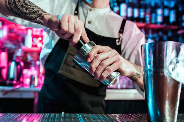 Experto barman está haciendo cóctel en el club nocturno. —  Fotos de Stock