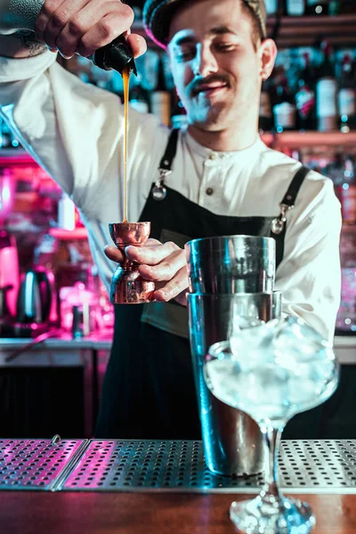 O barman especialista está a fazer cocktails no clube nocturno.. — Fotografia de Stock