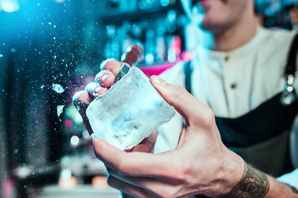 Experte Barmann macht Cocktail in Nachtclub. — Stockfoto