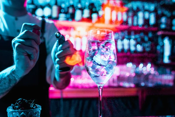 O barman especialista está a fazer cocktails no clube nocturno.. — Fotografia de Stock