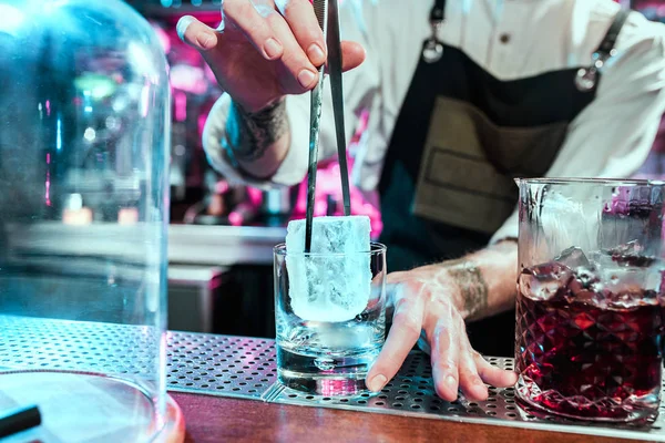 Expert barman dělá koktejl v nočním klubu. — Stock fotografie