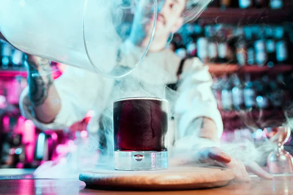 Expert barman dělá koktejl v nočním klubu. — Stock fotografie