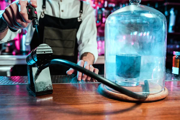Ekspert barman robi koktajl w nocnym klubie. — Zdjęcie stockowe