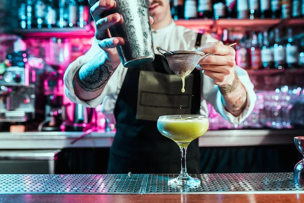 Експерт бармен робить коктейль у нічному клубі . — стокове фото