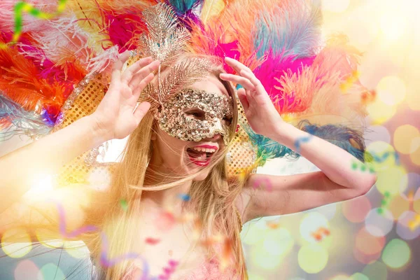 Schöne junge Frau in Karnevalsmaske — Stockfoto