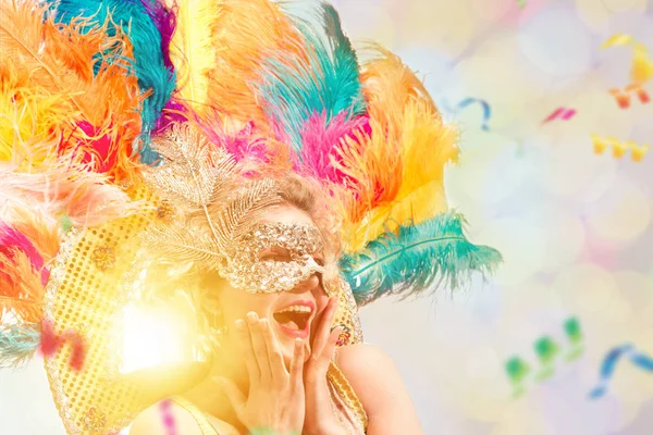 Schöne junge Frau in Karnevalsmaske — Stockfoto