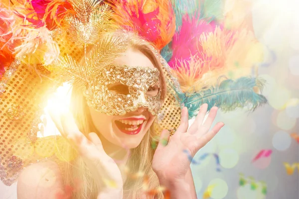 Mooie jonge vrouw in carnaval masker — Stockfoto