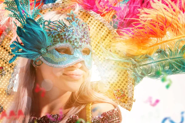 Hermosa joven en máscara de carnaval — Foto de Stock