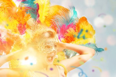 güzel bir genç kadın karnaval maskesi