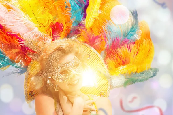 Belle jeune femme en masque de carnaval — Photo