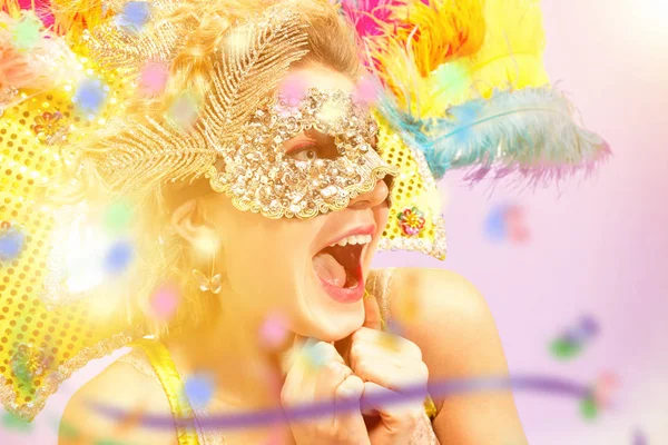 Mooie jonge vrouw in carnaval masker — Stockfoto
