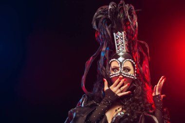 Stüdyoda poz veren genç ve güzel bir dansçı.