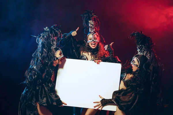 Jóvenes hermosas bailarinas posando en el fondo del estudio — Foto de Stock