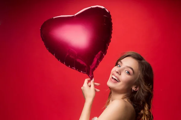 Nice young smiling woman with long wavy silky hair, natural make up looking at camera — Stock Photo, Image