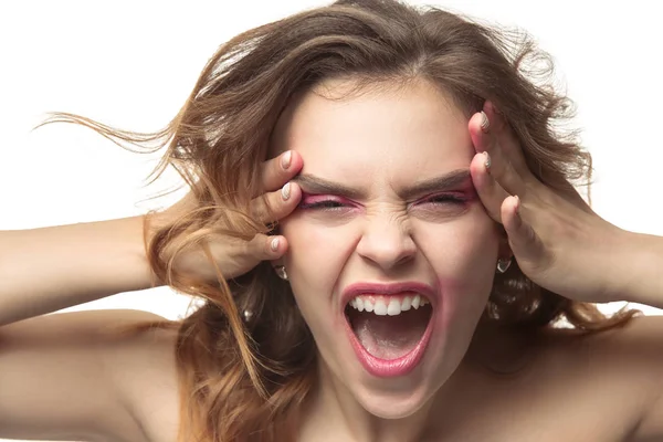 La giovane donna arrabbiata emotiva urla su sfondo bianco studio — Foto Stock