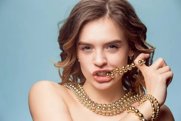Красивая молодая девушка в студии с жемчужными украшениями - серьги, браслет, ожерелье . — стоковое фото