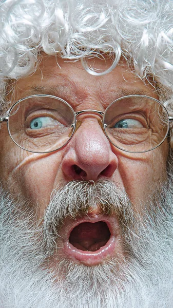 Schöner älterer Mann skeptisch und nervös, die Stirn runzelnd ob des Problems. — Stockfoto