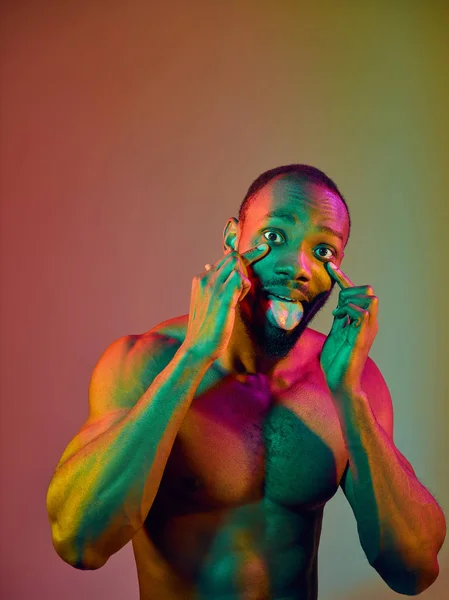 Close up retrato de um jovem homem africano nu olhando para câmera dentro de casa — Fotografia de Stock