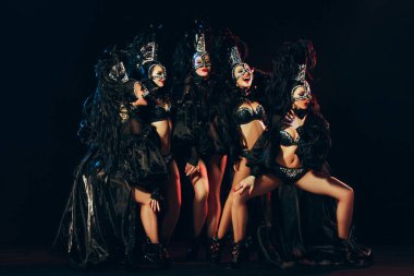 Genç güzel dansçılar Studio arka plan üzerinde poz