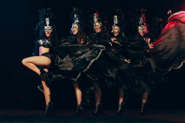 Genç güzel dansçılar Studio arka plan üzerinde poz