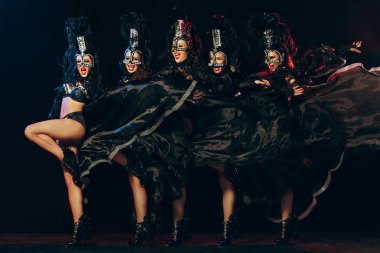 Genç güzel dansçılar Studio arka plan üzerinde poz