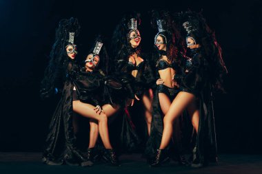 Genç güzel dansçılar Studio arka plan üzerinde poz