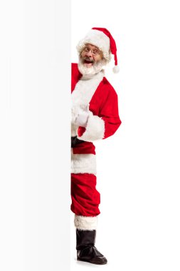 Mutlu Noel Baba boş reklam banner arka plan kopya alanı ile işaret. Noel Baba beyaz boş oturum açma işaret gülümseyen