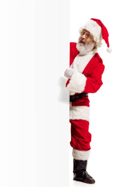 Mutlu Noel Baba boş reklam banner arka plan kopya alanı ile işaret eden şaşırttı. Gülümseyen kıdemli adam beyaz boş boş poster gösterilen