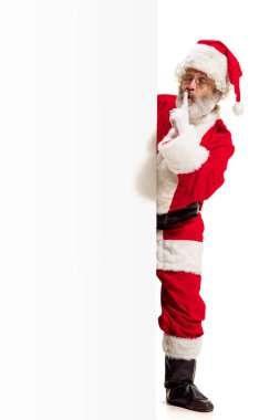 Mutlu Noel Baba boş reklam banner arka plan kopya alanı ile işaret. Noel Baba beyaz boş oturum açma işaret gülümseyen