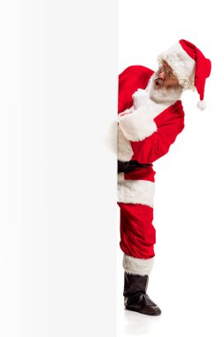 Mutlu Noel Baba boş reklam banner arka plan kopya alanı ile işaret. Noel Baba beyaz boş oturum açma işaret gülümseyen