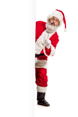 Mutlu Noel Baba boş reklam banner arka plan kopya alanı ile işaret. Noel Baba beyaz boş oturum açma işaret gülümseyen