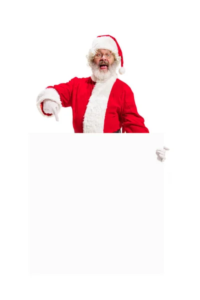 Joyeux Père Noël pointant sur fond de bannière publicitaire vierge avec espace de copie. Souriant Père Noël pointant en blanc signe vierge — Photo