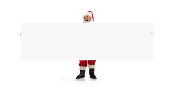 Feliz Santa Claus apuntando en el fondo del banner de publicidad en blanco con espacio de copia. Santa Claus sonriente señalando en blanco signo en blanco —  Fotos de Stock