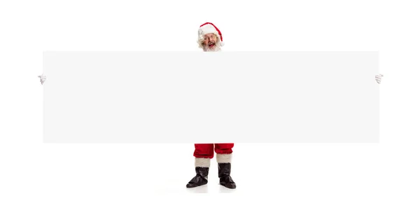 Feliz Santa Claus apuntando en el fondo del banner de publicidad en blanco con espacio de copia. Santa Claus sonriente señalando en blanco signo en blanco —  Fotos de Stock