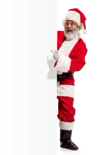 Joyeux Père Noël pointant sur fond de bannière publicitaire vierge avec espace de copie. Souriant Père Noël pointant en blanc signe vierge — Photo