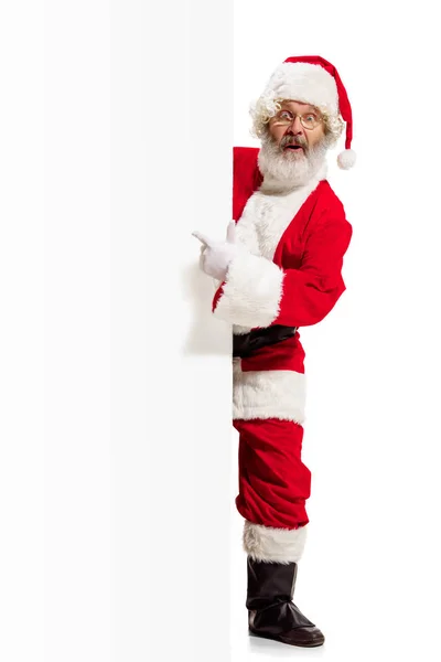 Feliz Papai Noel apontando em fundo banner publicidade em branco com espaço de cópia. Sorrindo Papai Noel apontando em branco sinal em branco — Fotografia de Stock