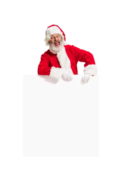 Feliz Santa Claus apuntando en el fondo del banner de publicidad en blanco con espacio de copia. Santa Claus sonriente señalando en blanco signo en blanco —  Fotos de Stock