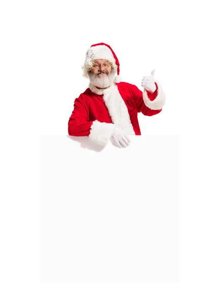 Joyeux Père Noël pointant sur fond de bannière publicitaire vierge avec espace de copie. Souriant Père Noël pointant en blanc signe vierge — Photo