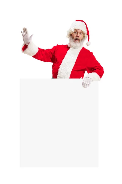 Feliz Santa Claus apuntando en el fondo del banner de publicidad en blanco con espacio de copia. Santa Claus sonriente señalando en blanco signo en blanco —  Fotos de Stock